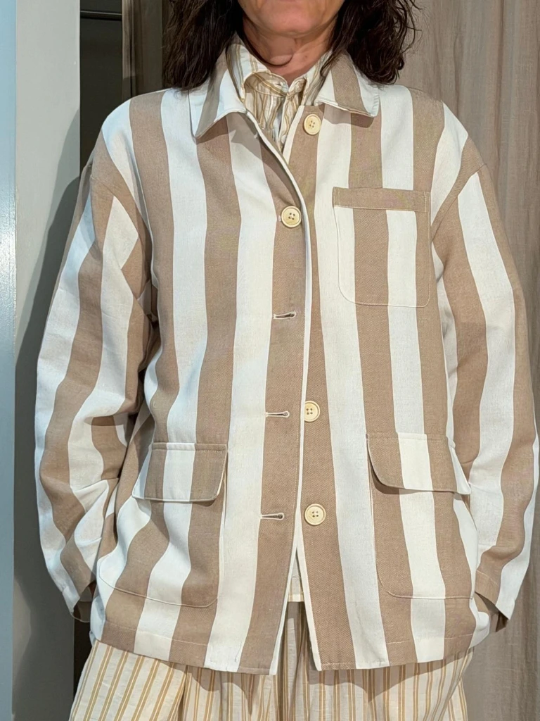[57C1-MD7473 MARRÓN] CHAQUETA RAYAS
