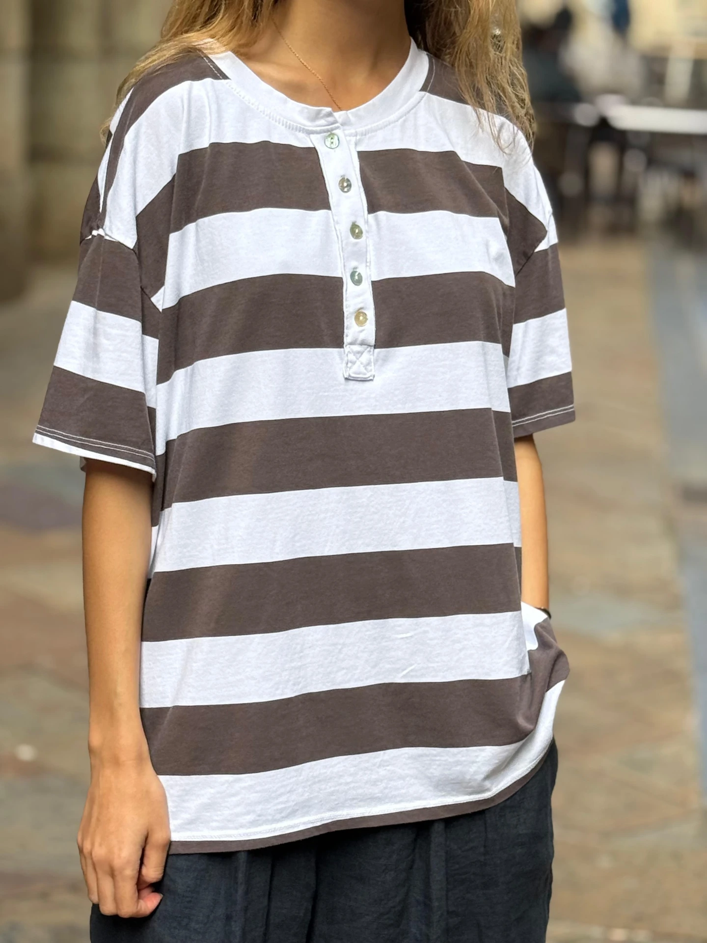 [57C3-6643MARRON] T.SHIRT BOTONES